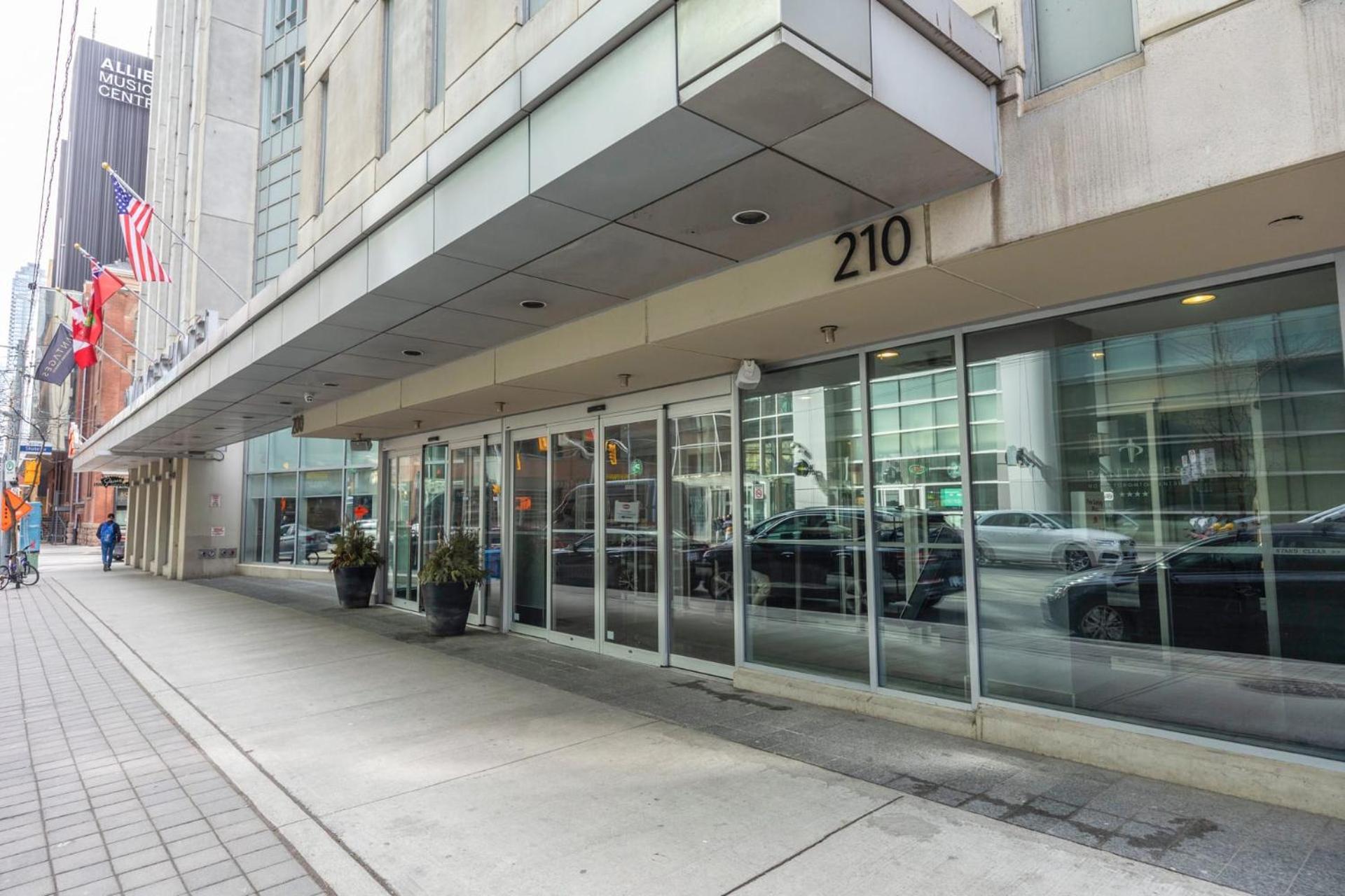 Modern 2-Bedroom Condo W Floor To Ceiling Windows Toronto Exterior photo