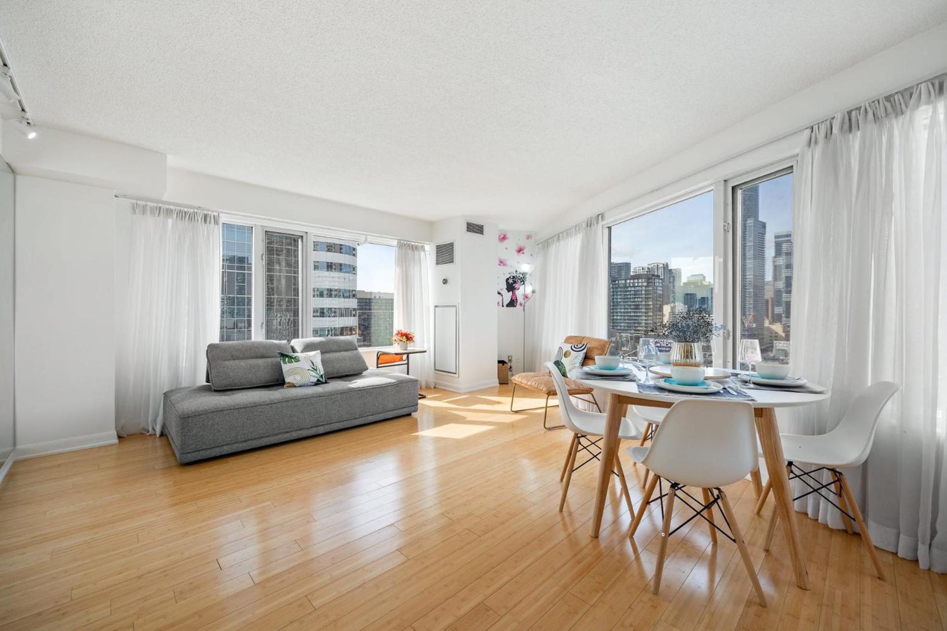 Modern 2-Bedroom Condo W Floor To Ceiling Windows Toronto Exterior photo