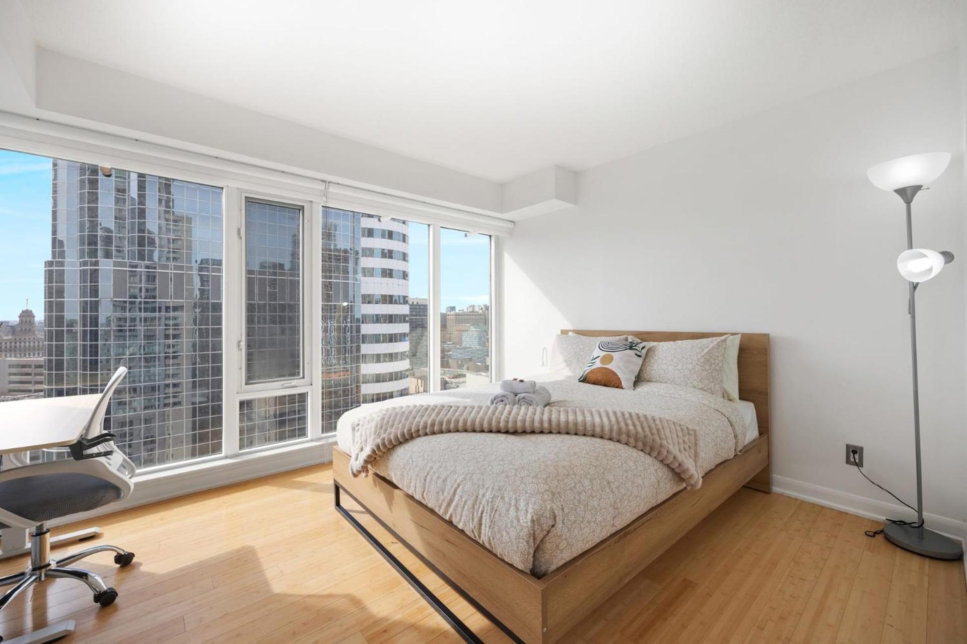Modern 2-Bedroom Condo W Floor To Ceiling Windows Toronto Exterior photo