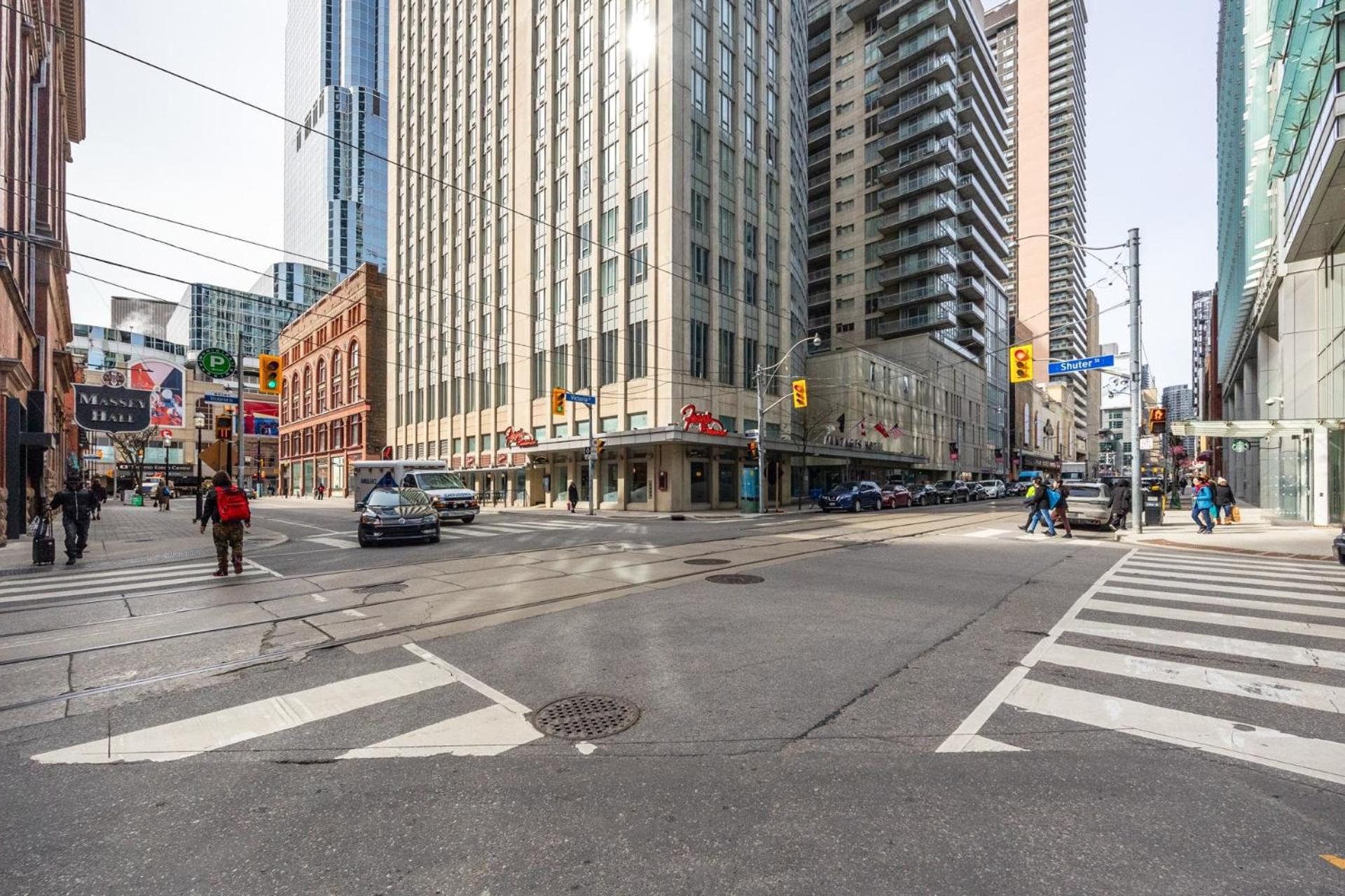 Modern 2-Bedroom Condo W Floor To Ceiling Windows Toronto Exterior photo