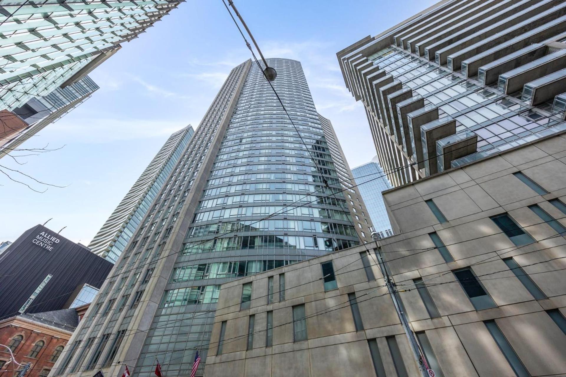 Modern 2-Bedroom Condo W Floor To Ceiling Windows Toronto Exterior photo